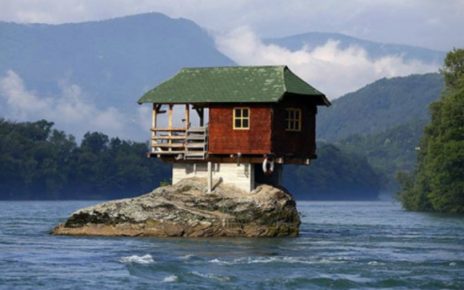 Bikin Takjub, Rumah Ini Berdiri Diatas Batu Ditengah Aliran Sungai
