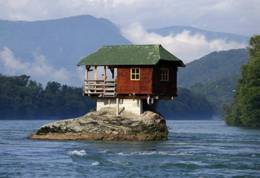 Bikin Takjub, Rumah Ini Berdiri Diatas Batu Ditengah Aliran Sungai