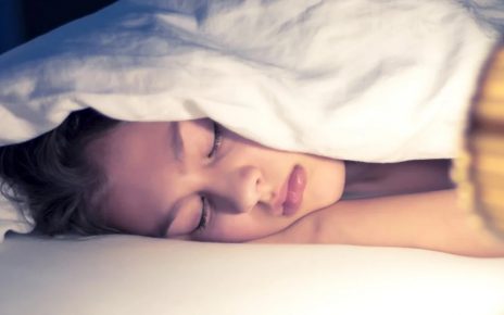 6 Manfaat Membiasakan Diri Tidur Tanpa Bantal